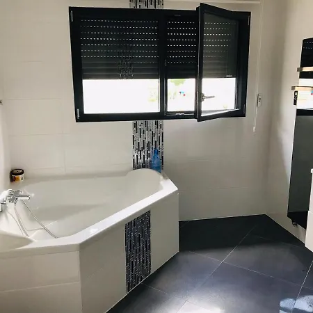 Maison Moderne 600m Virage 度假居 *
